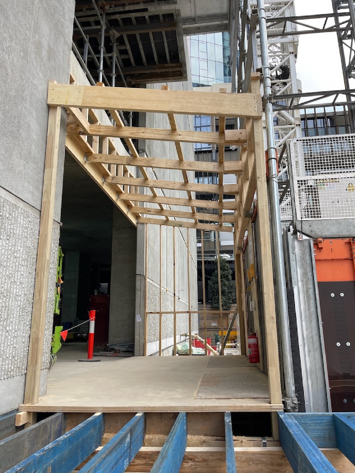 Handrails and landings aligned to Alimak platform